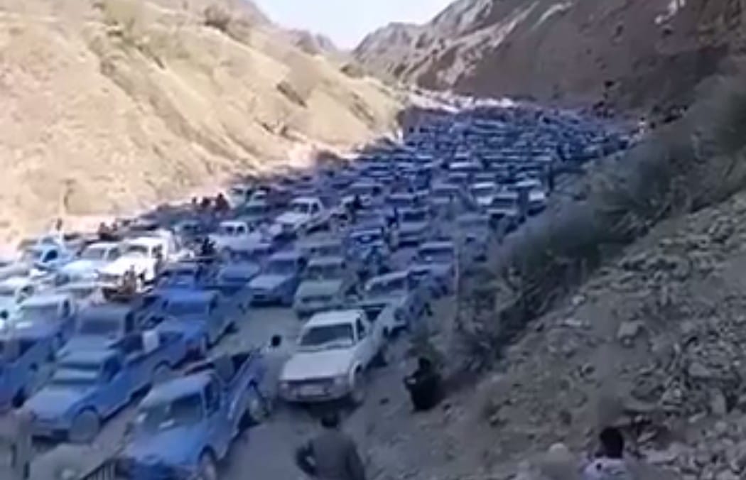Фото до матеріалу: Контрабанда пального паралізувала кордон Іран–Пакистан