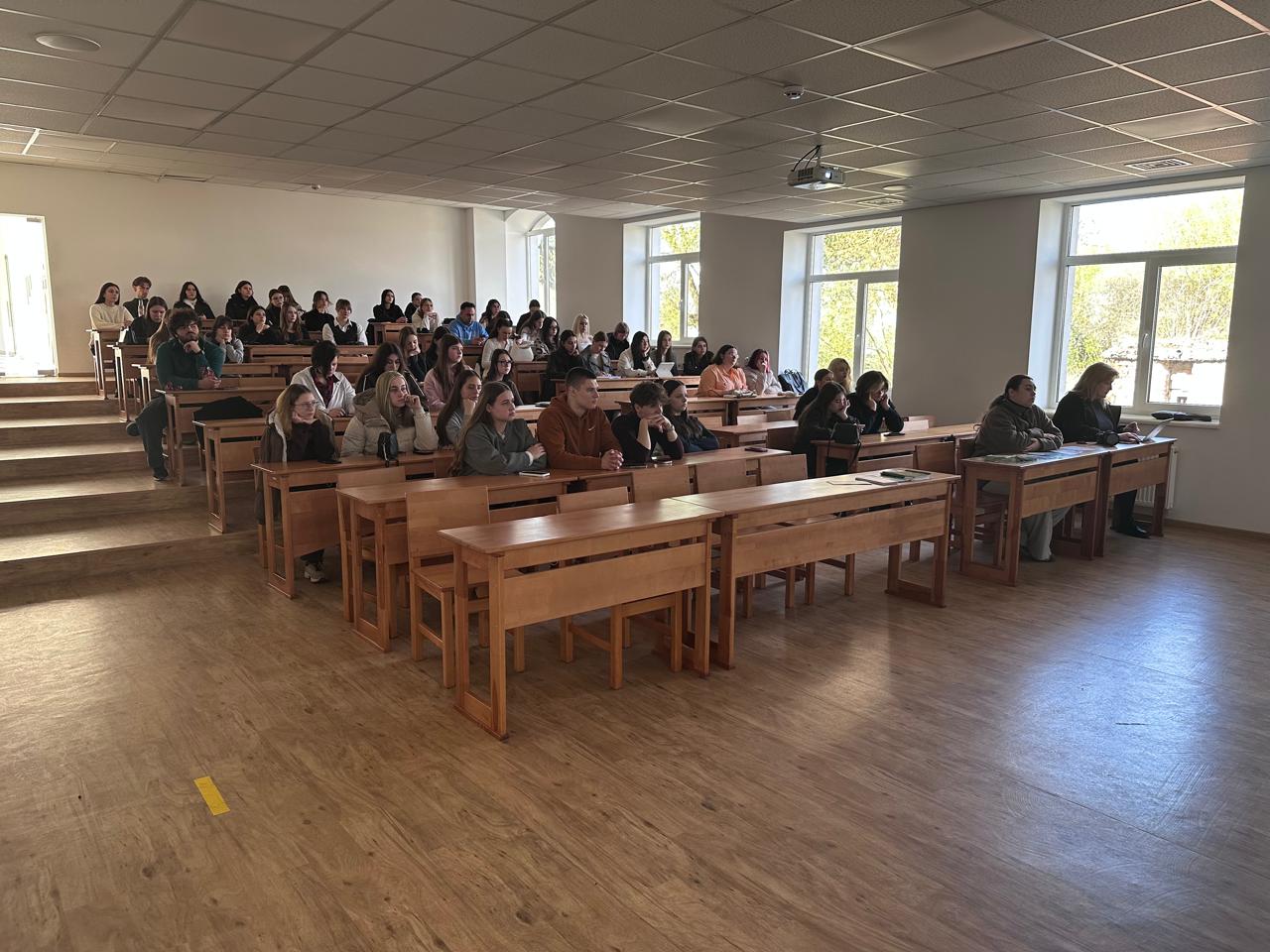 Фото до матеріалу: Студентам Острозької академії розповіли про вакцинацію проти ВПЛ та оновлений календар щеплень