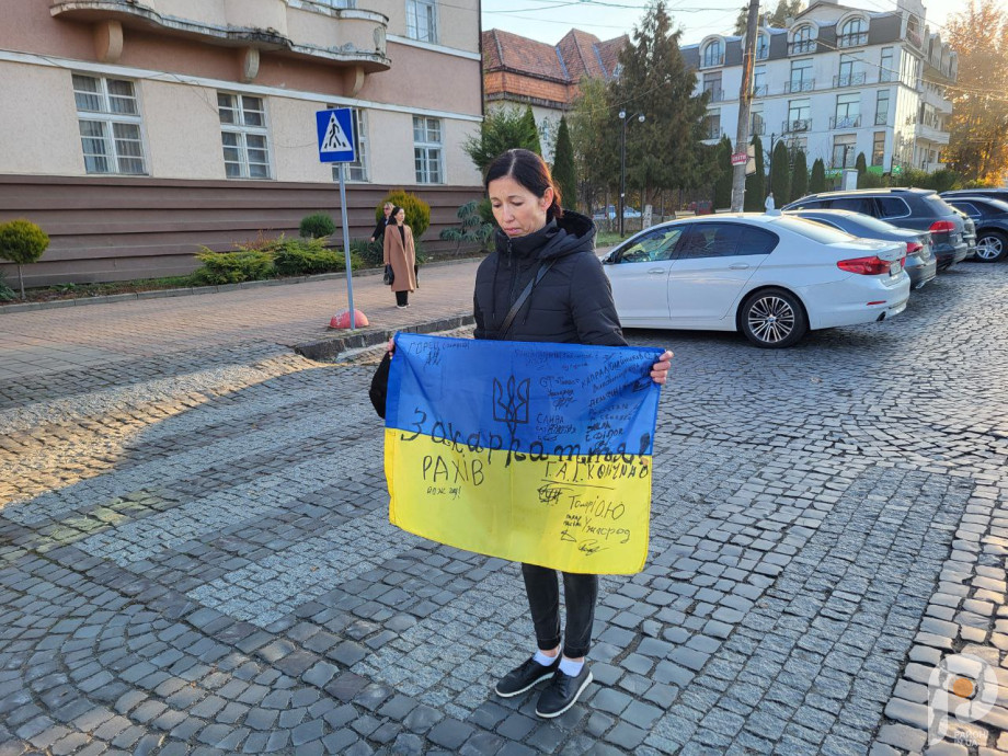 Фото до матеріалу: Хвилина мовчання у Сваляві: як жінки об'єднали місто навколо пам'яті загиблих захисників