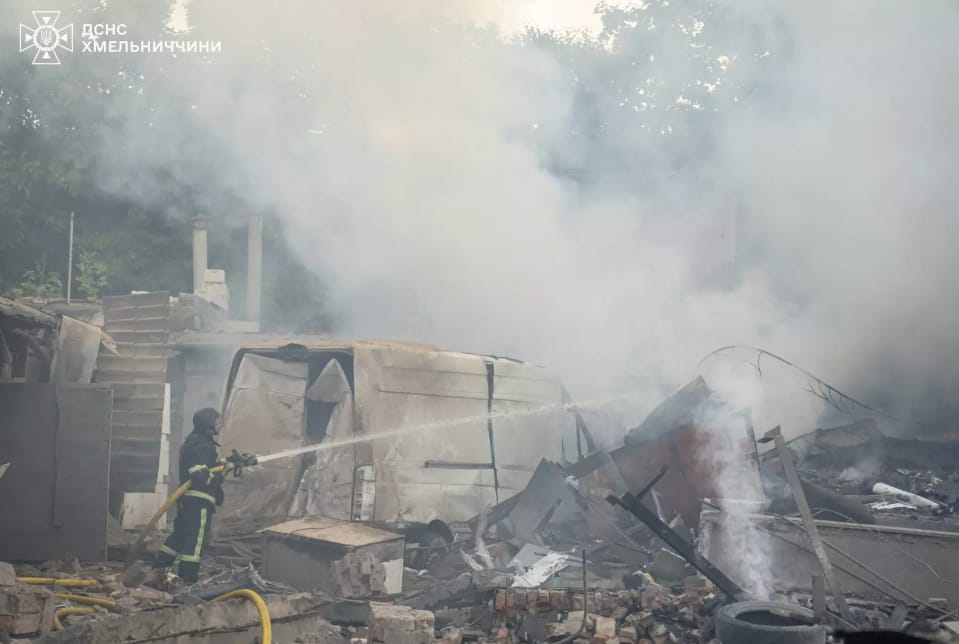 Фото до матеріалу: Наслідки обстрілів у Хмельницькому: жертви, руйнування та відновлення