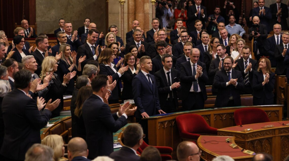 Фото до матеріалу: Угорщина: новий парламент і перші кроки прем'єра Петра Мадяра