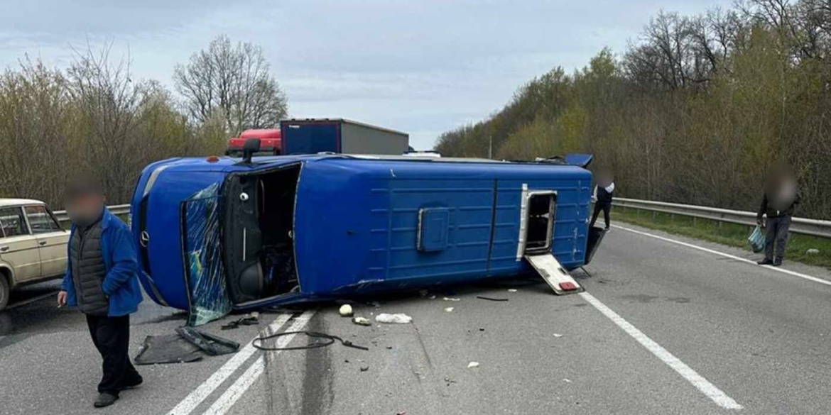Фото до матеріалу: Шістьох людей госпіталізували після жорсткої ДТП на трасі М-30 під Вороновицею