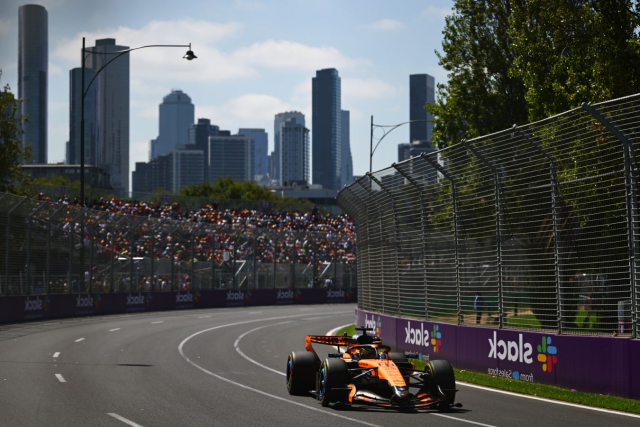 Фото до матеріалу: Стелла: McLaren вивчить нові бокові понтони Red Bull