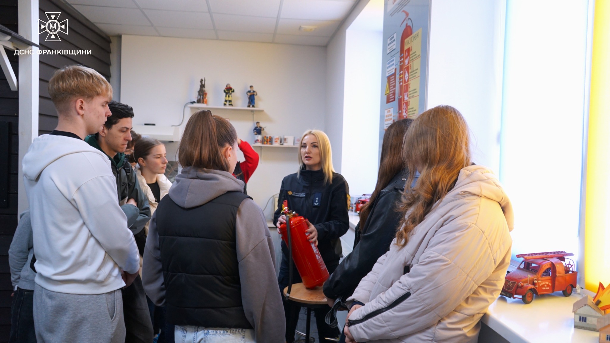 Фото до матеріалу: У Івано-Франківську діє спеціальний клас безпеки рятувальників для дітей та дорослих