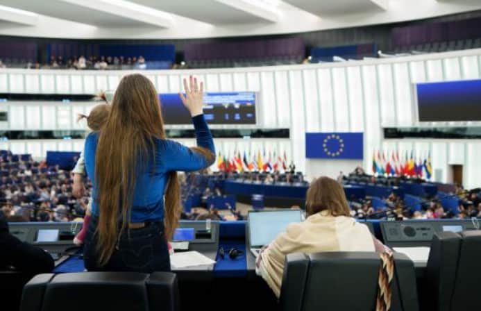 Фото до матеріалу: Європарламент дозволив депутатам-матерям делегувати право голосу під час декрету