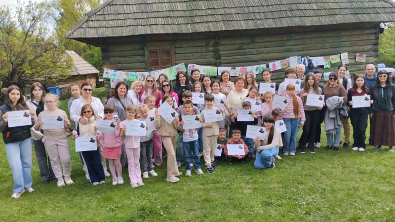 Фото до матеріалу: У Ужгородському скансені юні художники створили шедеври під час пленеру на тему роси