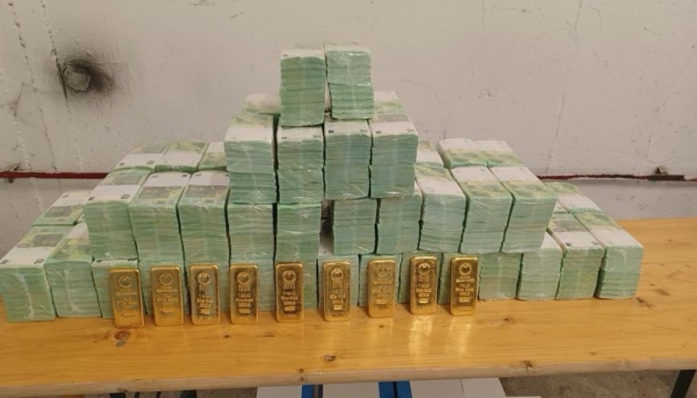 Фото до матеріалу: Угорщина повернула Україні кошти та цінності Ощадбанку