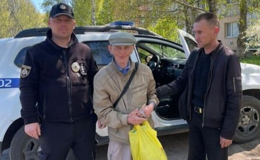 Фото до матеріалу: Повернули додому: на Дніпропетровщині поліцейські знайшли блукаючого літнього чоловіка