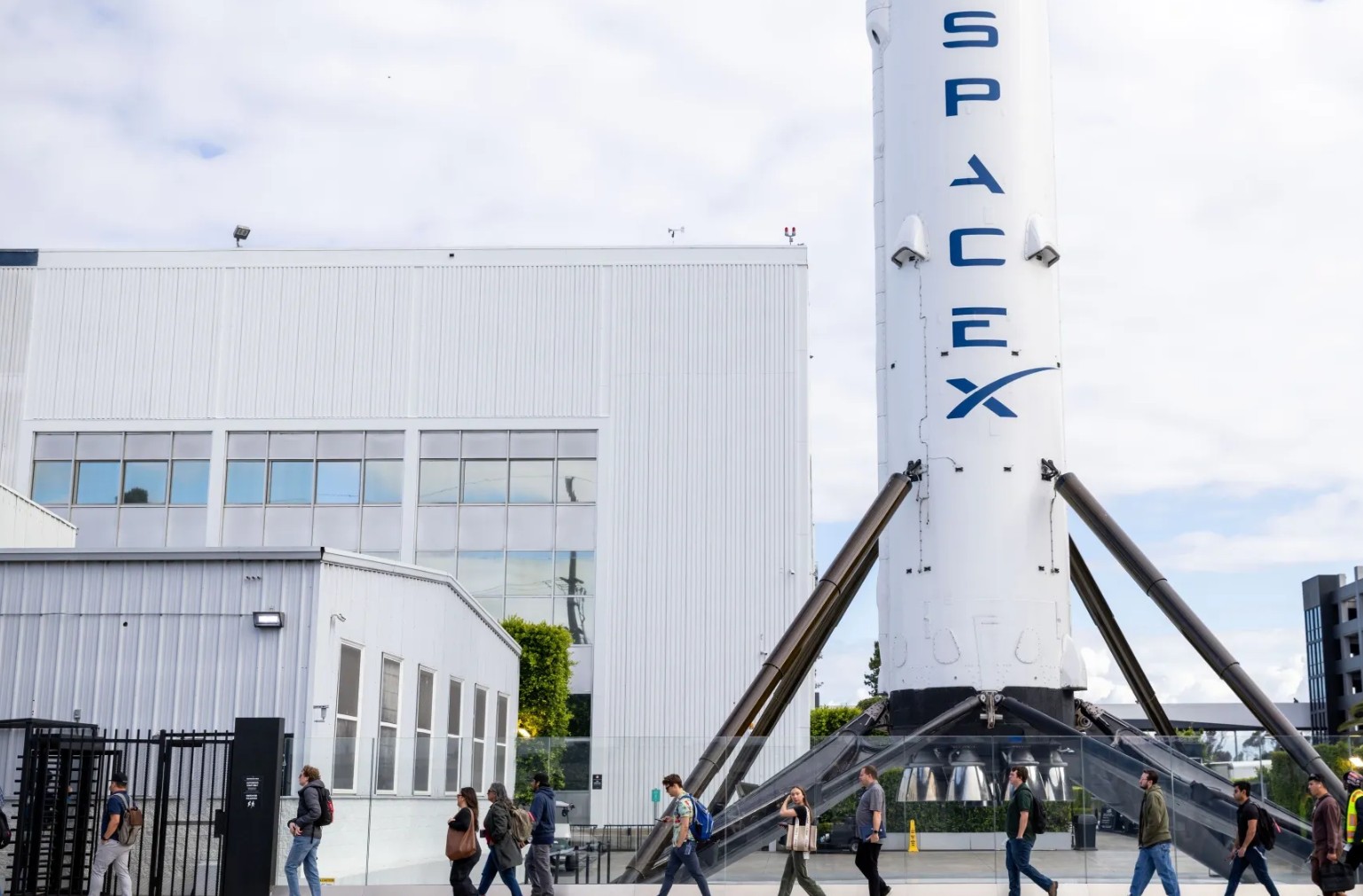 Фото до матеріалу: Google та SpaceX обговорюють космічні дата-центри