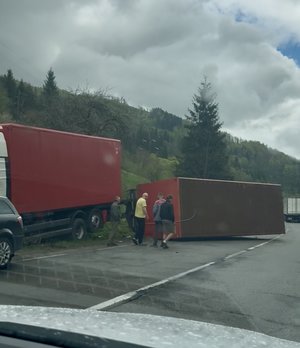 Фото до матеріалу: На Львівщині вантажівка злетіла у кювет, рух трасою Київ-Чоп ускладнений (ВІДЕОФАКТ)