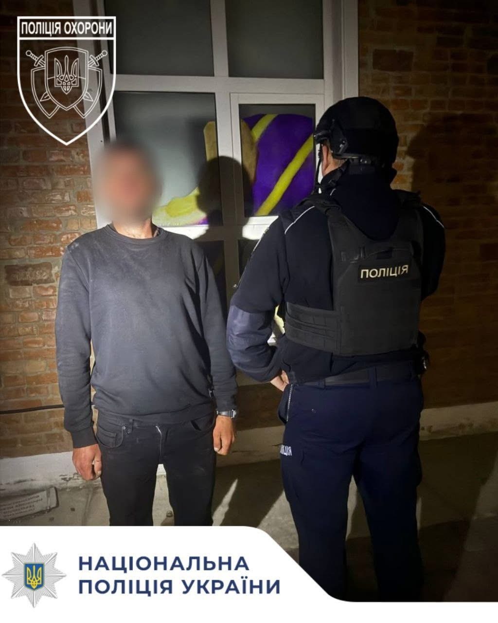 Фото до матеріалу: У Франківську поліція охорони затримала чоловіка, який проник до магазину