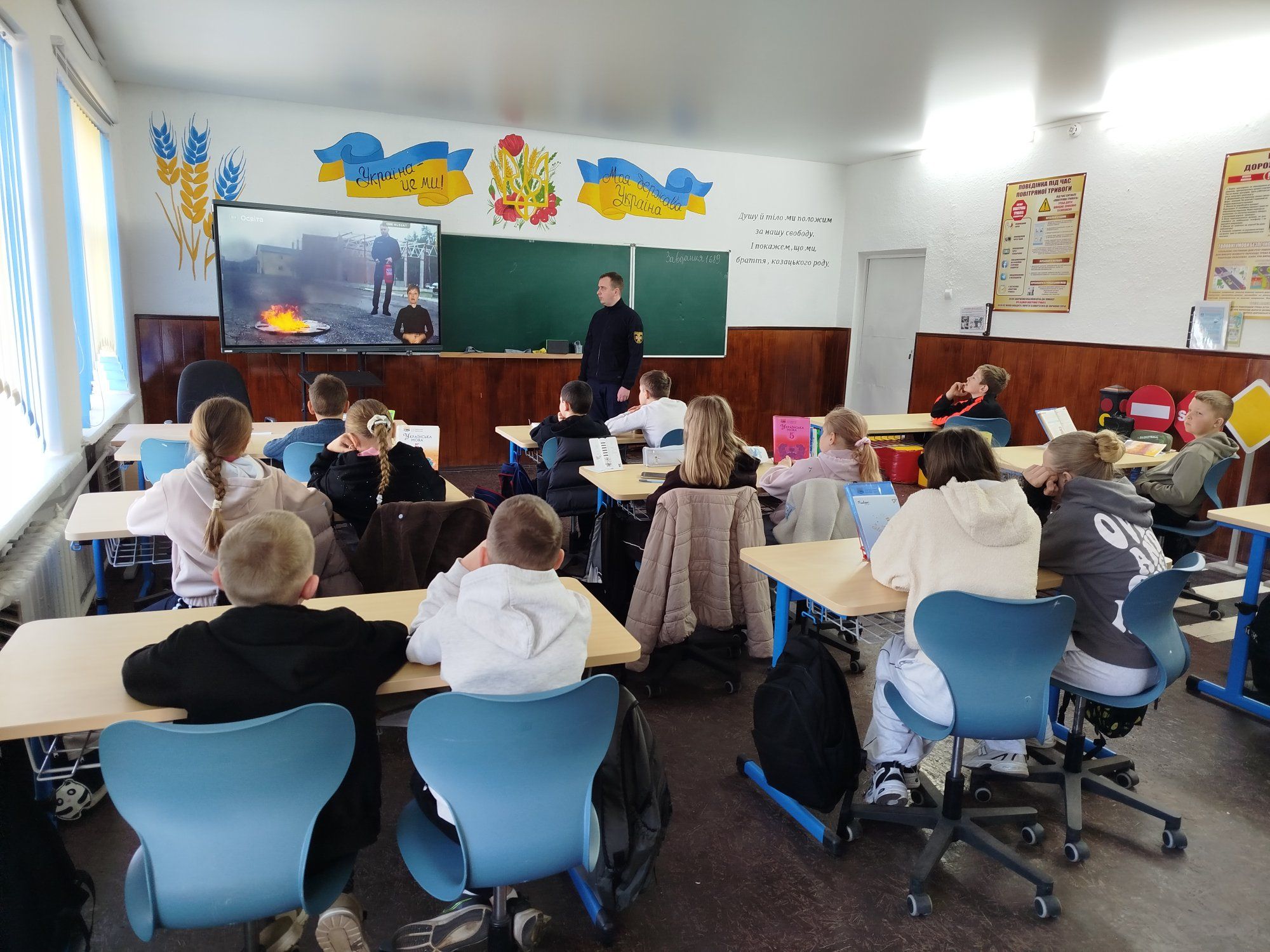 Фото до матеріалу: Безпека понад усе: офіцер-рятувальник провів навчання для учнів Світязького ліцею