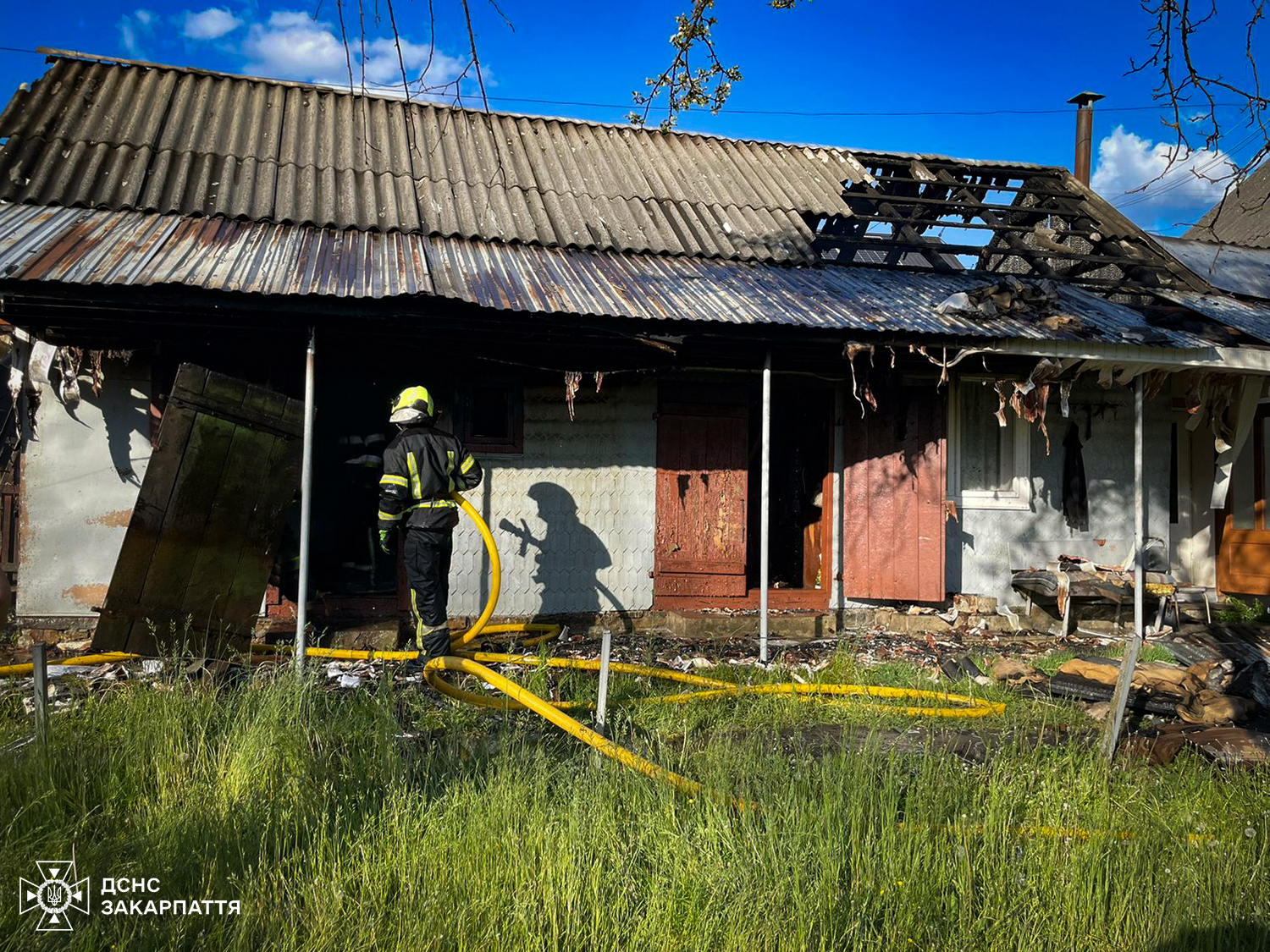 Фото до матеріалу: На Тячівщині пожежу зупинили за крок від житлового будинку