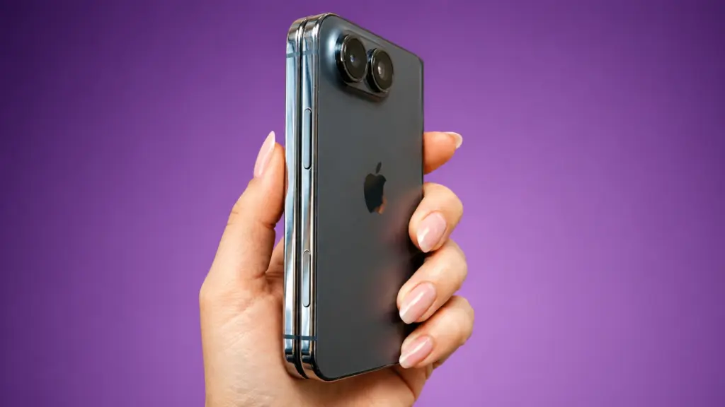 Фото до матеріалу: Apple готує складаний iPhone: що показали нові креслення