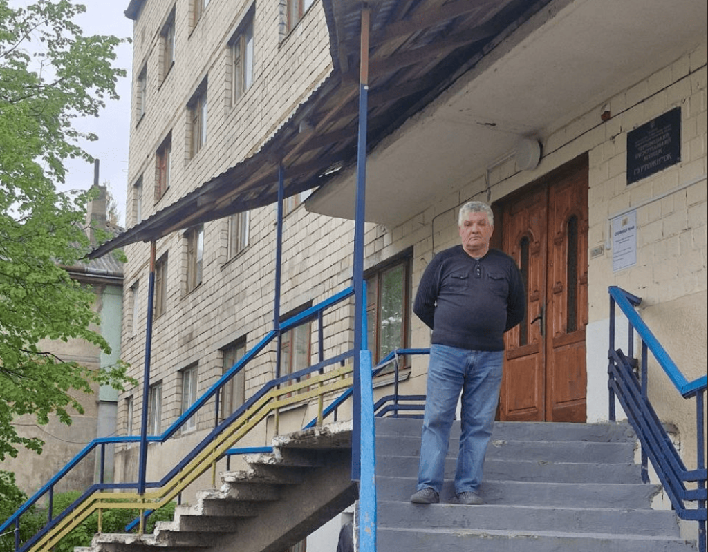 Фото до матеріалу: Ми не сидимо склавши руки: переселенці з Краматорська власноруч змінюють побут у гуртожитку Чернівців