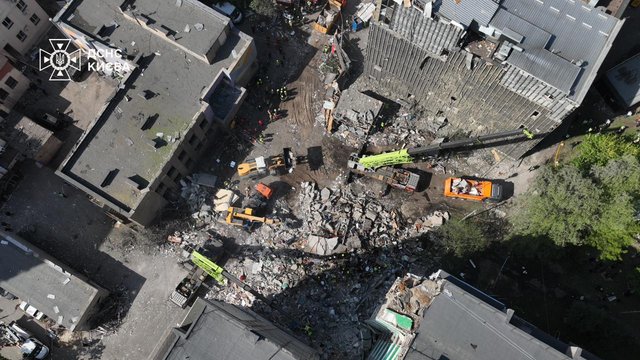 Фото до матеріалу: До 7 осіб зросла кількість загиблих через російську атаку по Києву, серед них одна дитина 2013 р.н. – ДСНС