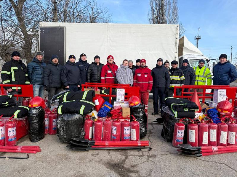 Фото до матеріалу: Нововоронцівська громада отримала нове пожежне обладнання та генератори