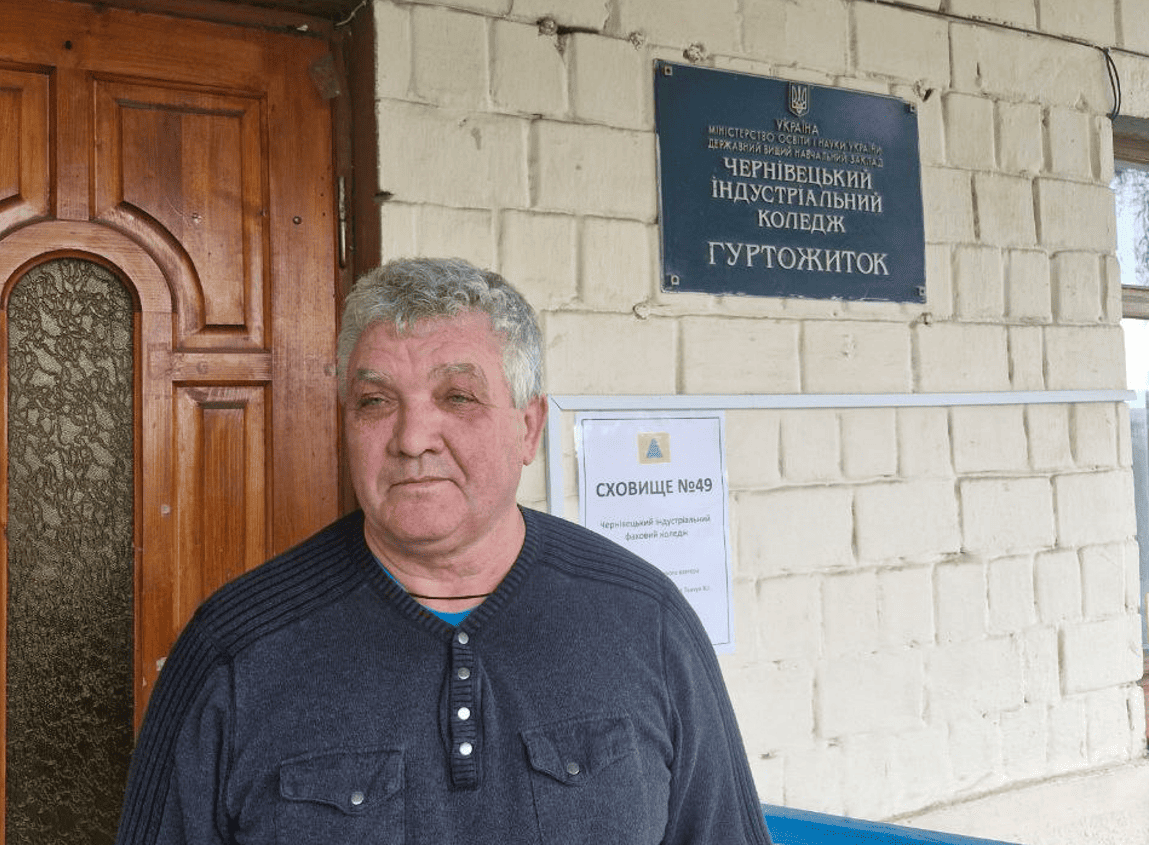 Фото до матеріалу: Ми не сидимо склавши руки: переселенці з Краматорська власноруч змінюють побут у гуртожитку Чернівців