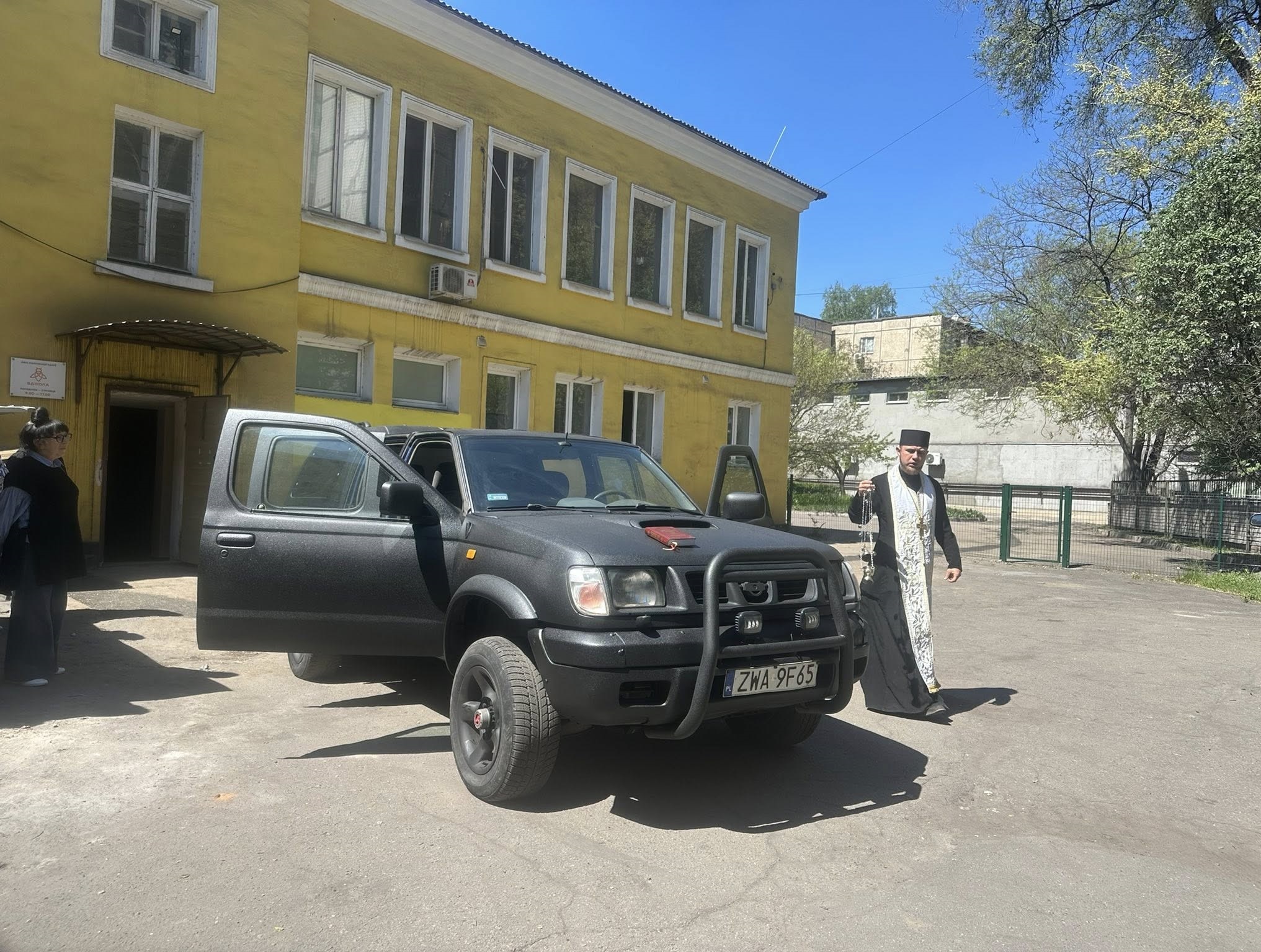 Фото до матеріалу: Кам'янські освітяни передали військовим 55-й автомобіль: новий MIC для 61-ї бригади
