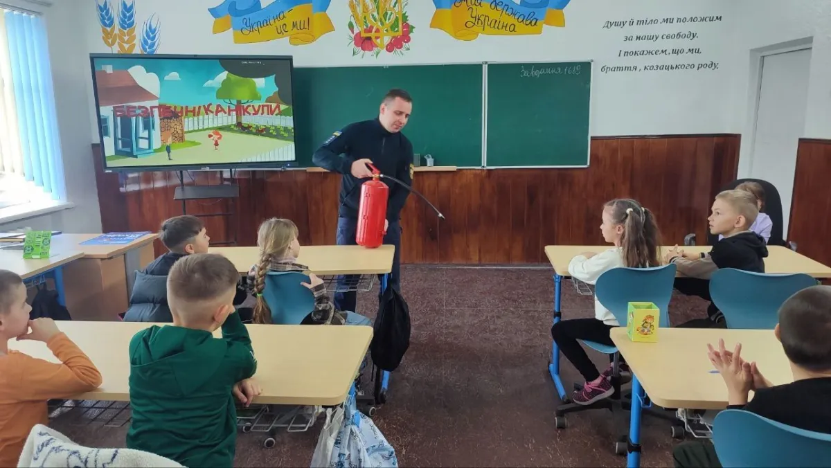 Фото до матеріалу: Безпека понад усе: офіцер-рятувальник провів навчання для учнів Світязького ліцею