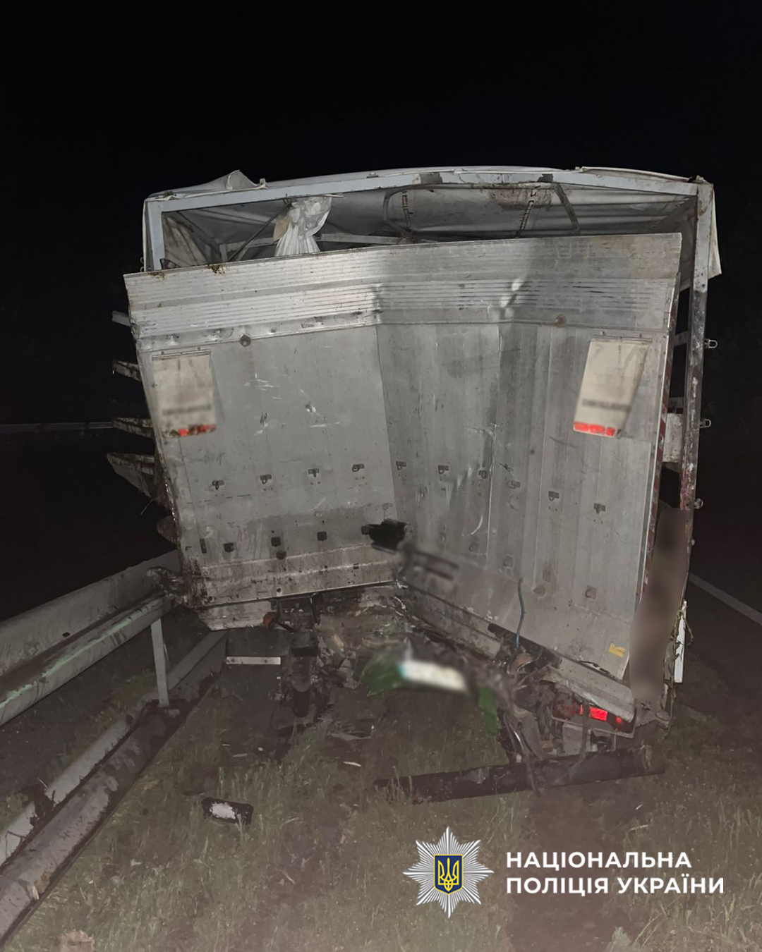 Фото до матеріалу: На Черкащині фура на трасі наздогнала автофургон, в якому загинув водій та постраждала пасажирка