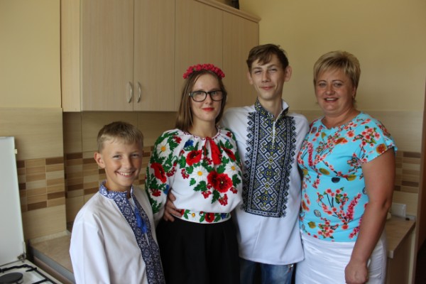 Фото до матеріалу: Діти-сироти з Жовківщини отримали власну квартиру