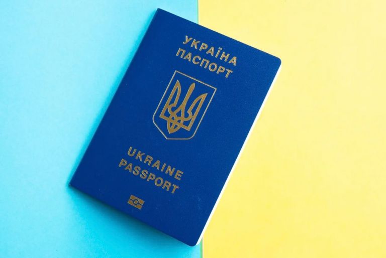 Фото до матеріалу: Чи потрібно міняти паспорт-книжечку на ID-картку у 2026 році: коли це обов'язково