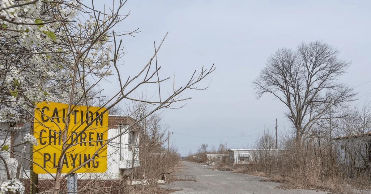 Фото до матеріалу: Покинуті будинки та машини: блогер показав район у США, який зник після повені