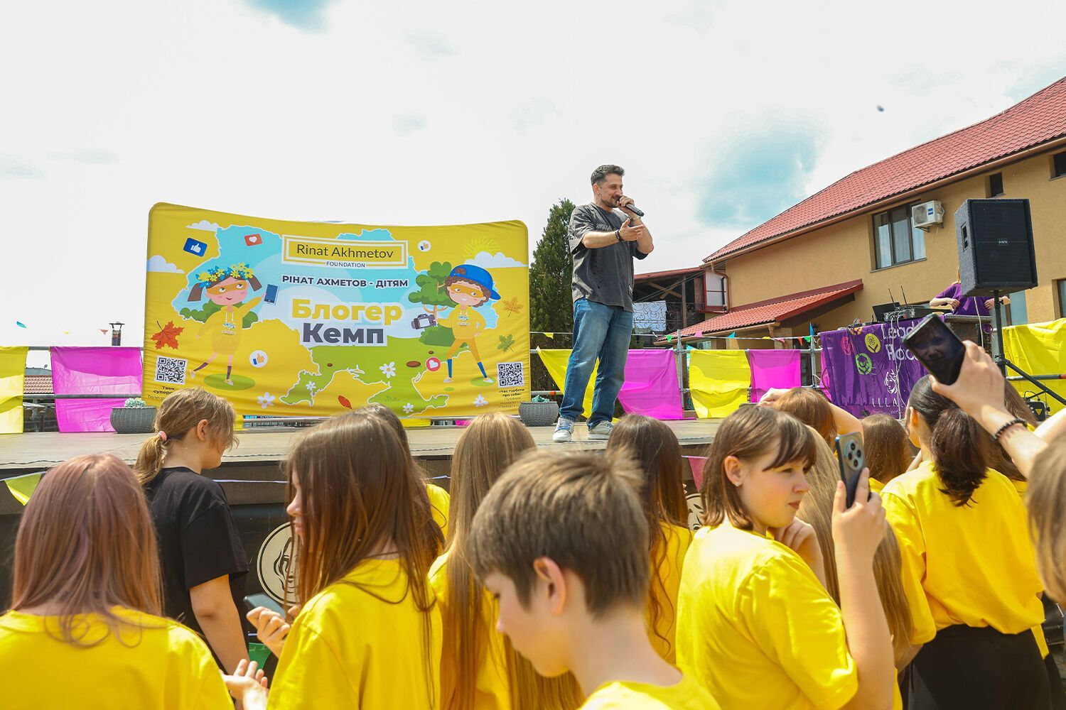 Фото до матеріалу: Хас провів зустріч з дітьми «Блогер Кемпу»: «Булінг — це вічне питання, але ми можемо його мінімізувати"