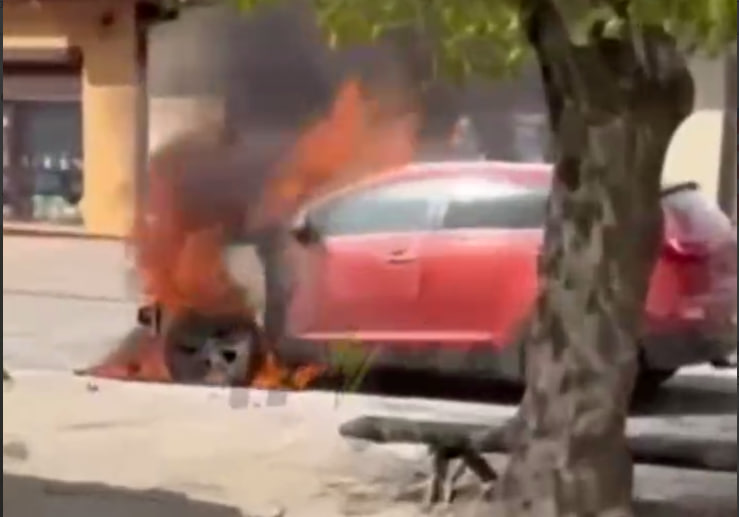 Фото до матеріалу: У Бориславі в центрі міста загорівся автомобіль: пожежні локалізували вогонь