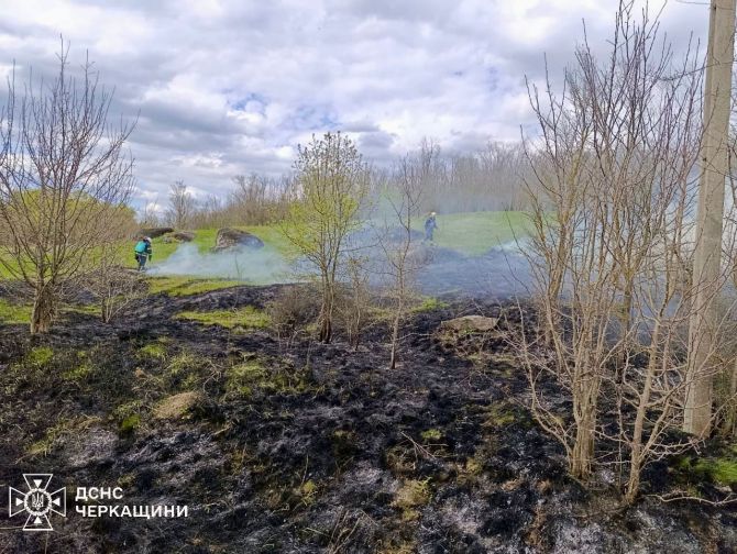 Фото до матеріалу: Необережність під час куріння: у Синявці вогонь знищив суху рослинність на площі 2,5 гектара — ПРОЧЕРК.інфо