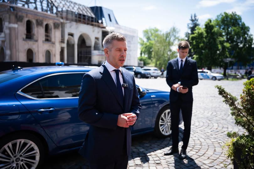 Фото до матеріалу: Петер Мадяр: прем'єр Угорщини залишається в будинку та їздить на Skoda Superb