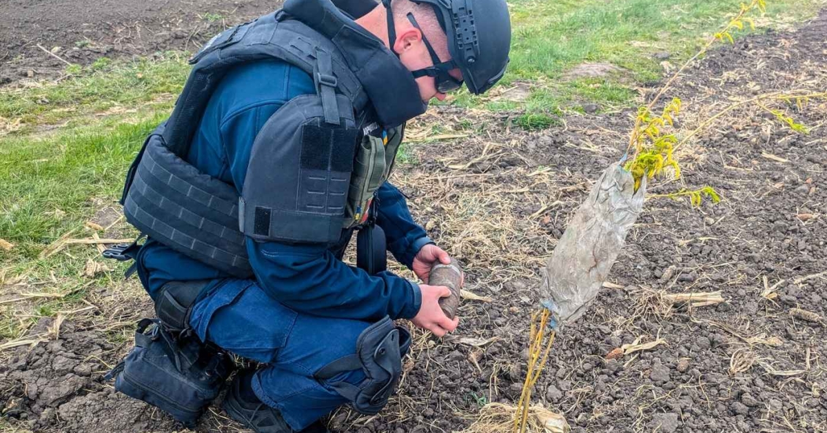 Фото до матеріалу: На Вінниччині ліквідували загрозу: піротехніки знищили снаряд часів Другої світової війни