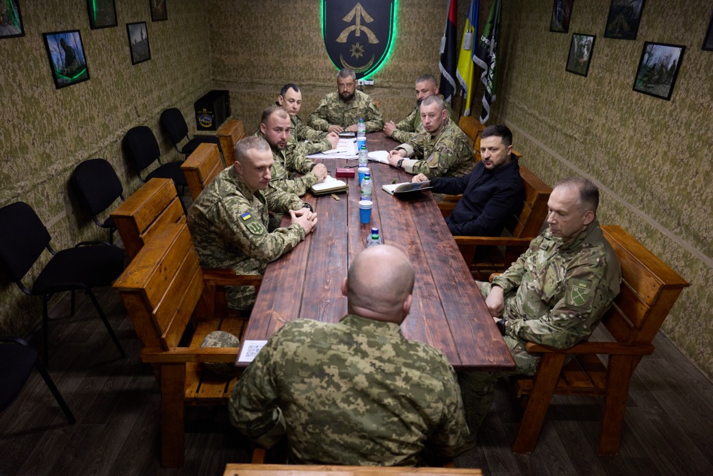 Фото до матеріалу: Зеленський зустрівся з воїнами 31-ї механізованої бригади на Олександрівському напрямку