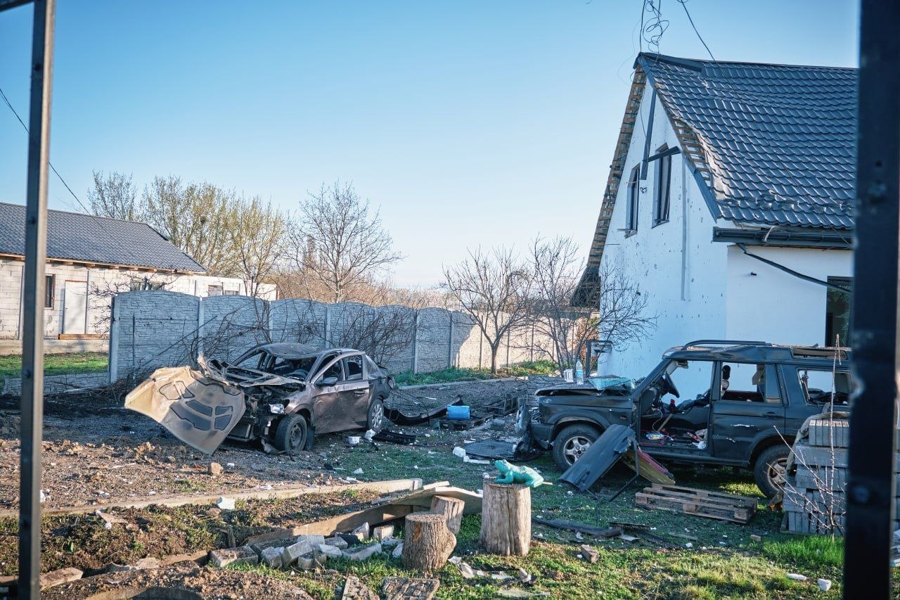 Фото до матеріалу: Десятки пошкоджених будинків, авто, травмовані люди – наслідки нічної атаки по Черкасах