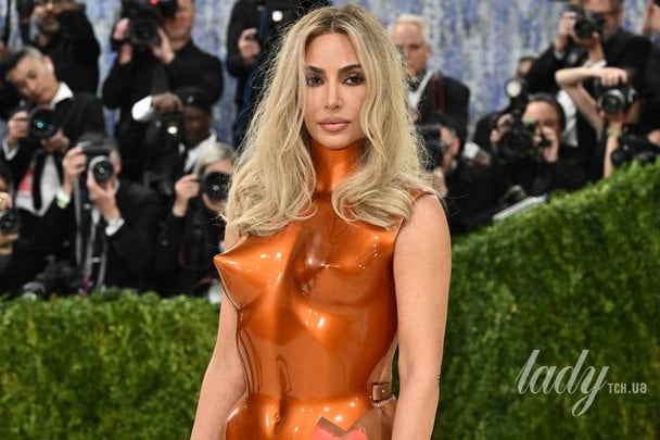 Фото до матеріалу: Кім Кардашян з'явилася на Met Gala у скульптурному нагруднику, який фарбували в автомайстерні