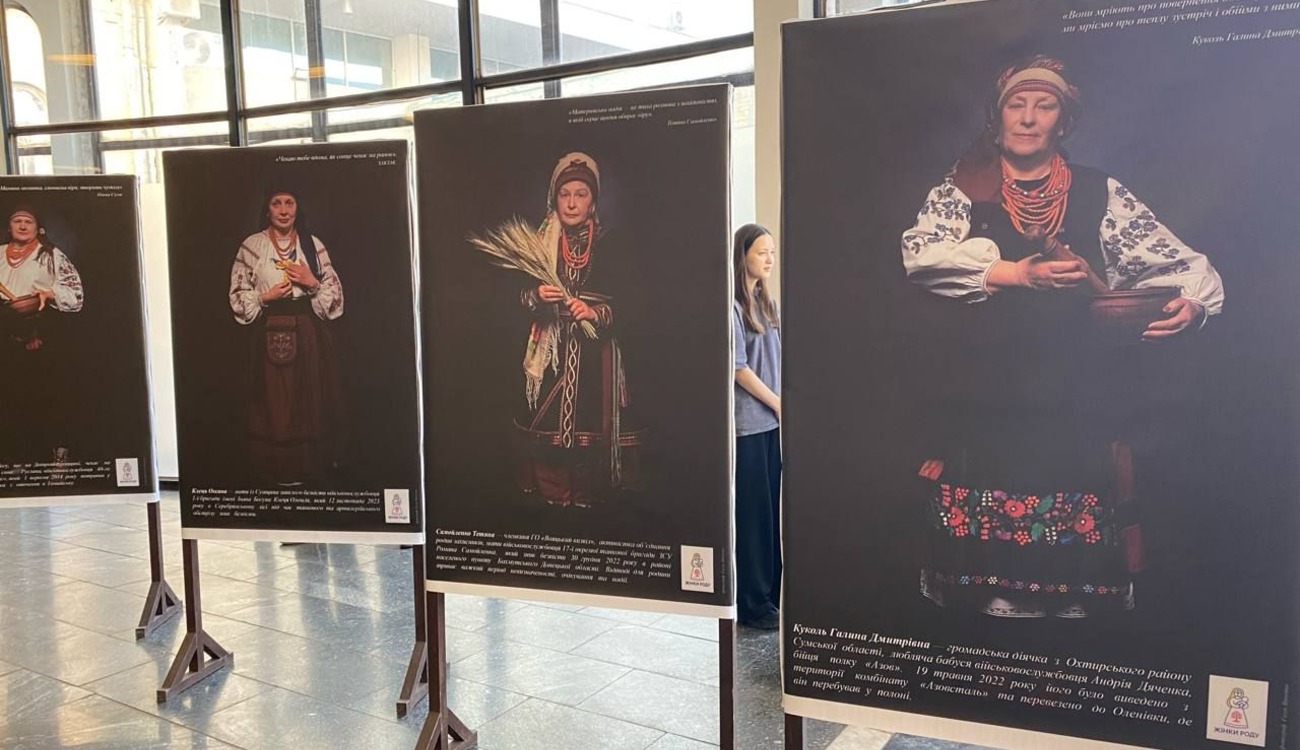 Фото до матеріалу: У Києві відкрили фотовиставку про матерів та дружин захисників