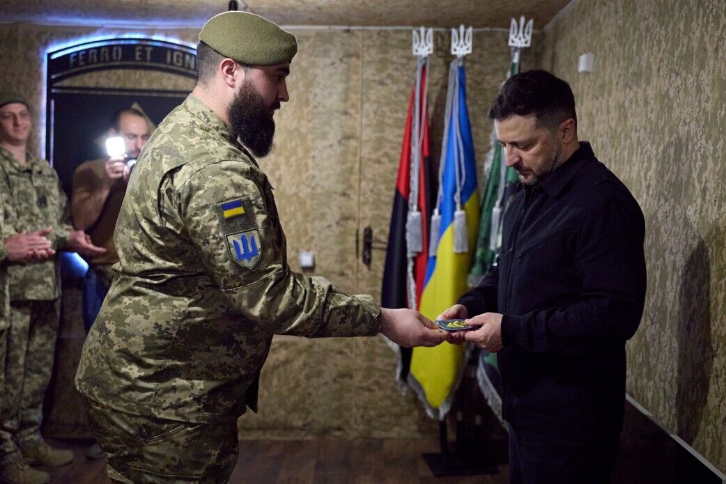 Фото до матеріалу: Зеленський вручив нагороди військовим на Олександрівському напрямку та заслухав доповідь Сирського