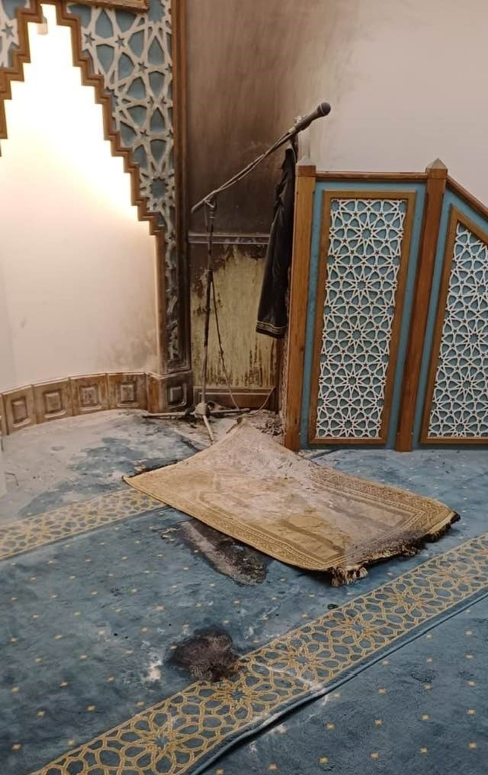 Фото до матеріалу: У Львові невідомий кинув пляшки з запалювальною сумішшю до мечеті