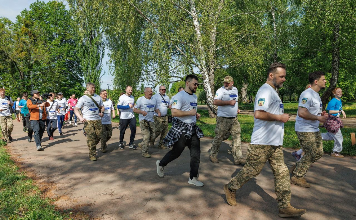 Фото до матеріалу: Біжу з Європою: сотні бігунів зібрали мільйони на морську піхоту на ВДНГ