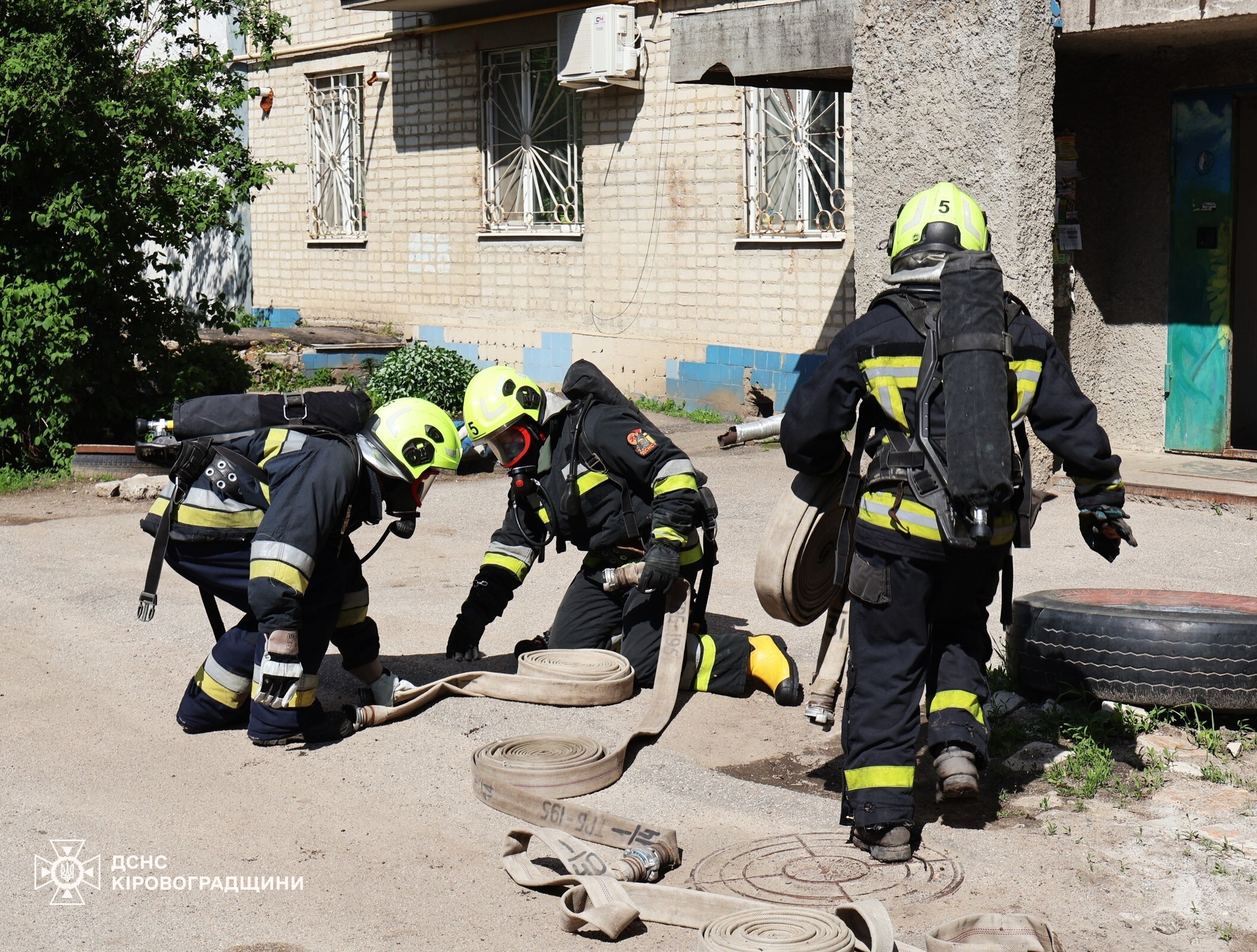 Фото до матеріалу: У Івано-Франківську пошкоджено будинки та лінію електропередач через ворожі уламки