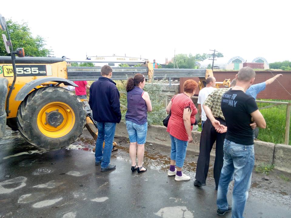 Фото до матеріалу: ДТП під Жвиркою: вантажівка впала на дах, загинули двоє чоловіків