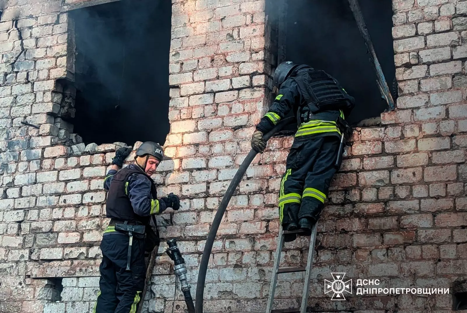 Фото до матеріалу: У Кривому Розі у лікарнях вісім поранених, у місті ліквідовують наслідки ударів 4 липня