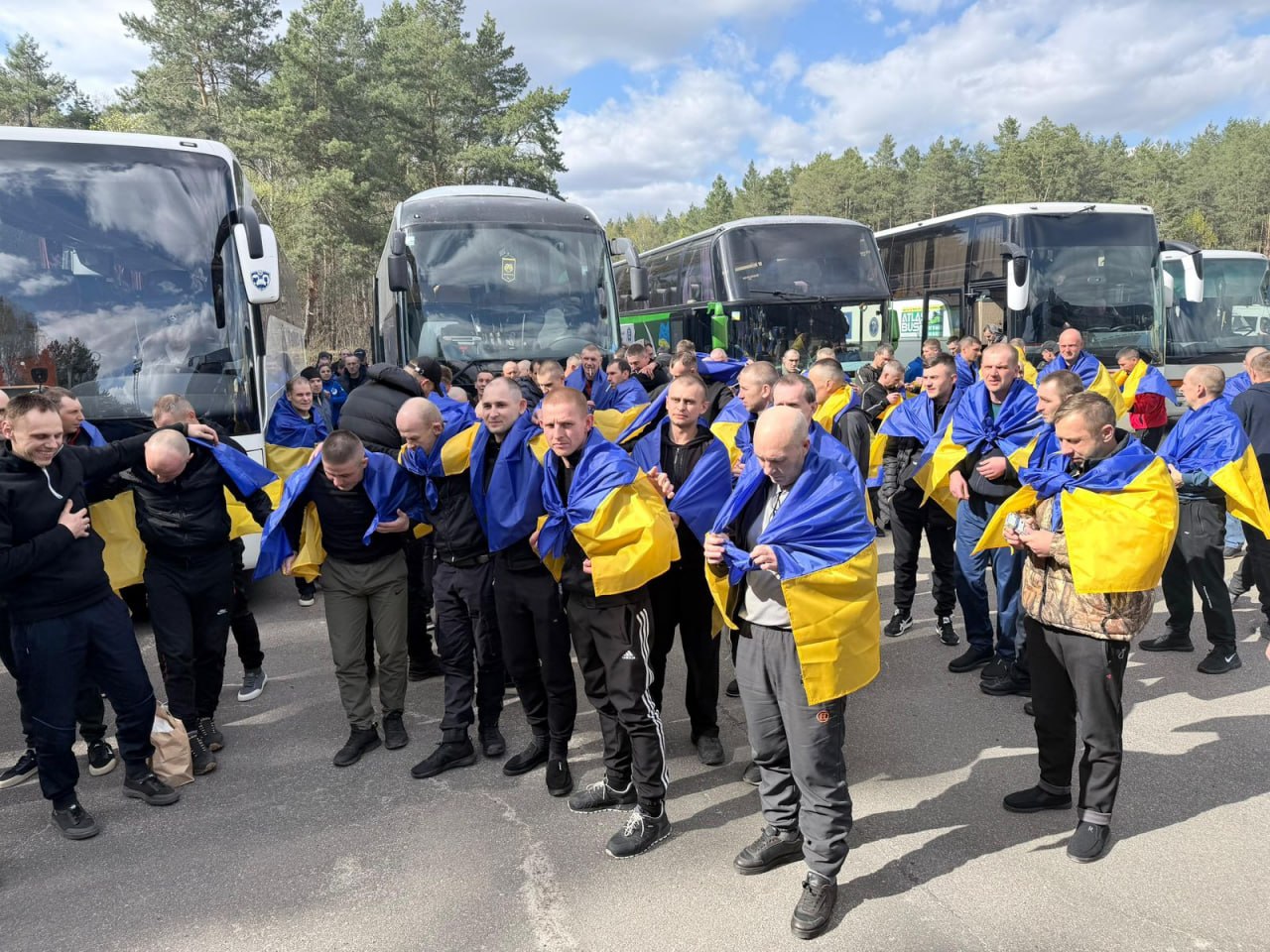 Фото до матеріалу: 193 українських воїнів повернулися додому: новий обмін полоненими