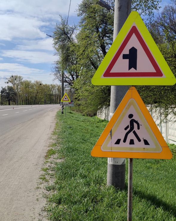 Фото до матеріалу: На небезпечних ділянках Вінниччини встановлюють нові знаки