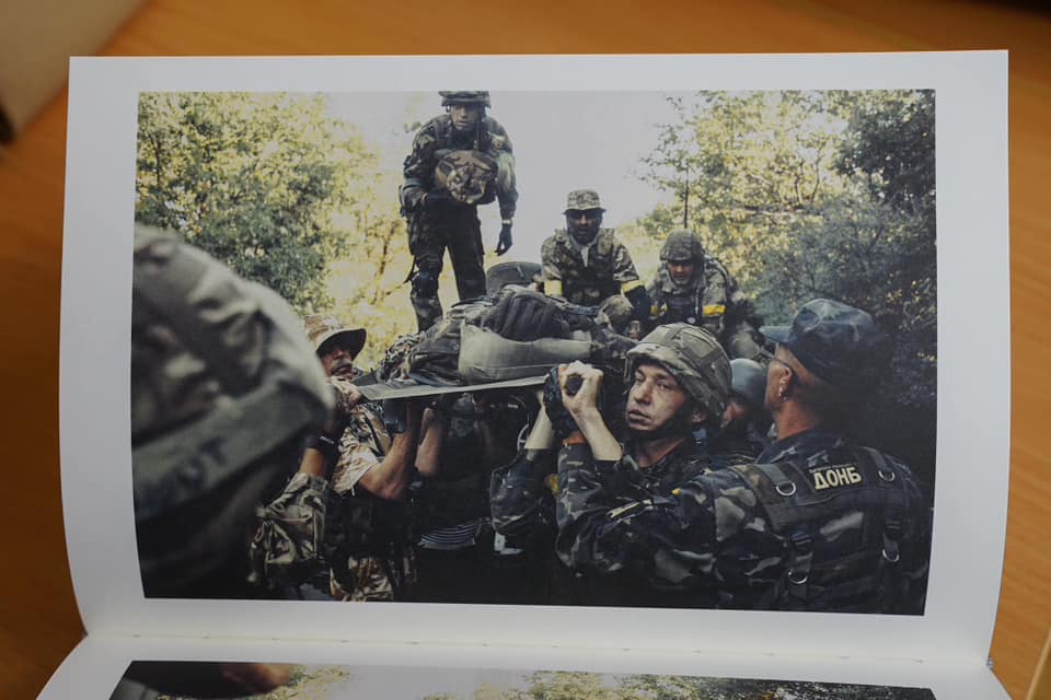 Фото до матеріалу: У Києві презентували фотокнигу про Іловайську операцію