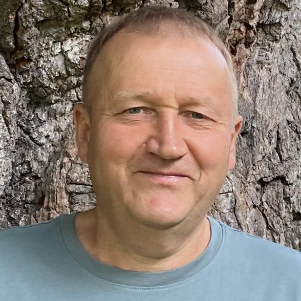 Фото до матеріалу: Павло Штеменко закликає відроджувати дуби біля маєтку Енгельгарда