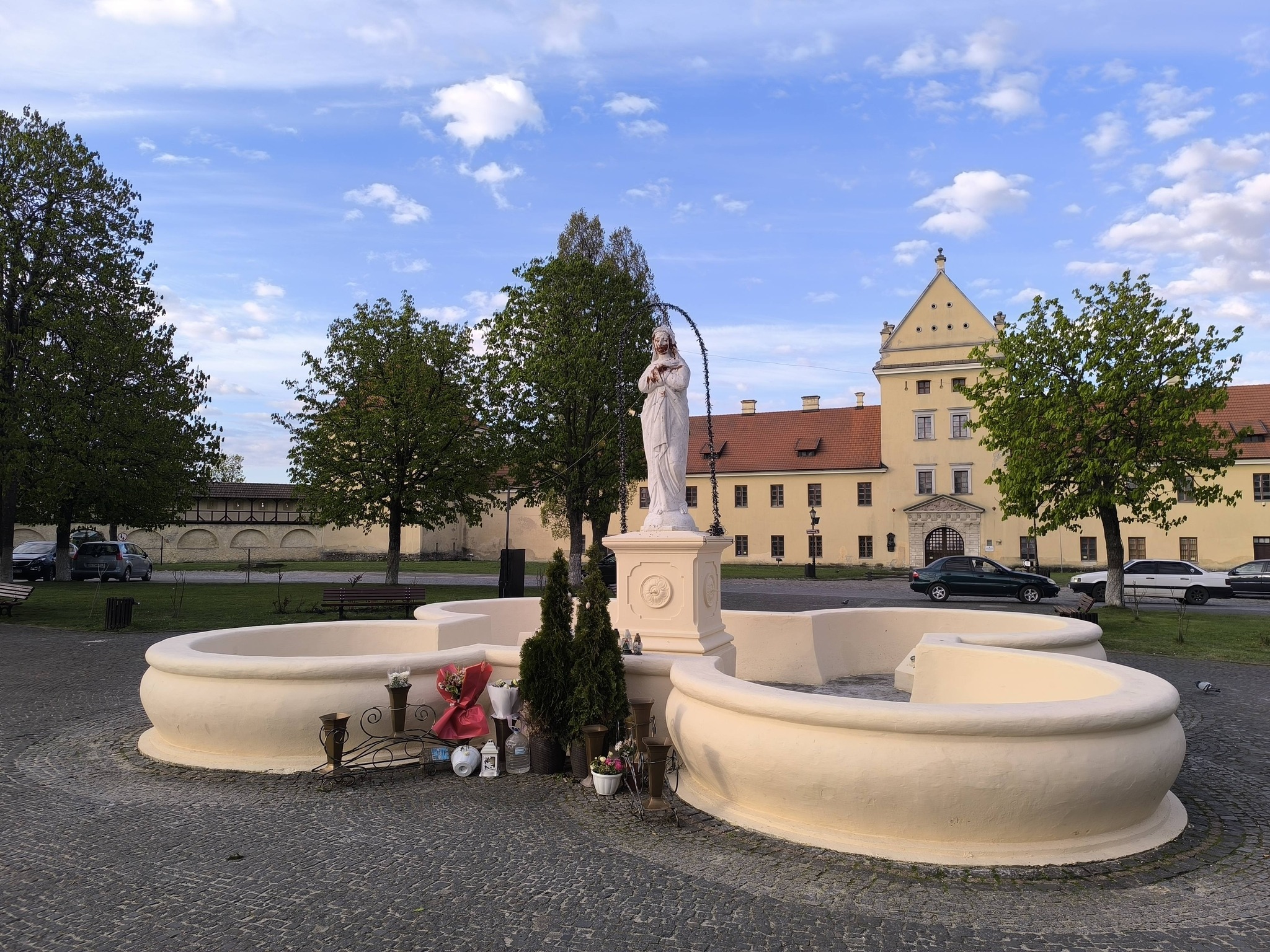 Фото до матеріалу: У Жовкві облили фарбою фігуру Матерії Божої (ФОТО) - ПІК