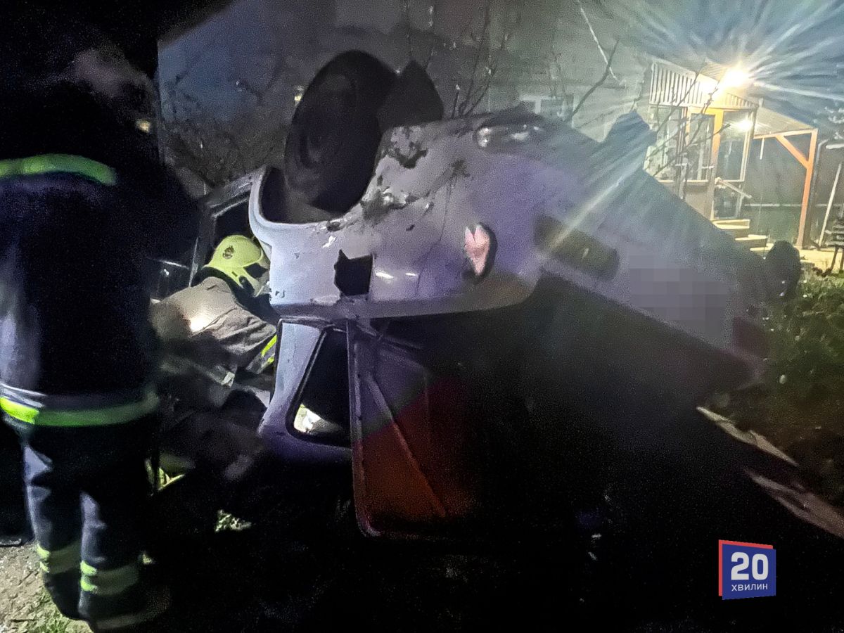 Фото до матеріалу: У Вінницькій області сталася серія ДТП: загинув водій, постраждали в магазині