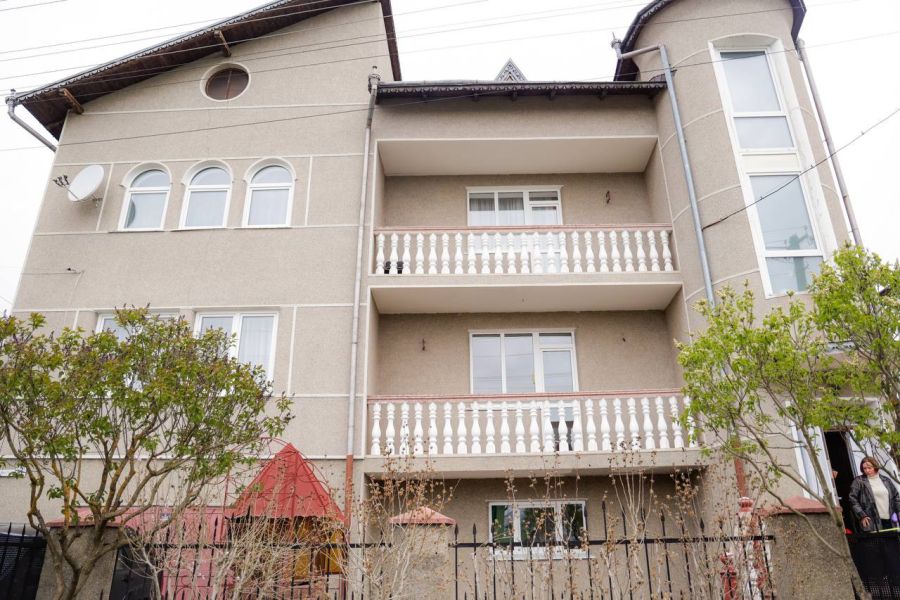Фото до матеріалу: Велика прийомна родина на Прикарпатті отримала новий будинок за 9 мільйонів